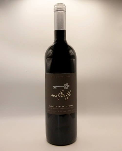 Deep ruby in colour, this single-vineyard Cabernet Franc offers expressive aromas of black cherry, raspberry, and dark plum layered with dried herbs, savoury spice, and subtle earthy notes. The palate is concentrated yet balanced, with vibrant fruit framed by finely textured tannins and fresh acidity. Fermentation with indigenous yeast and aging in seasoned French oak preserve the character of the fruit and vineyard, leading to a long, poised finish with lingering notes of dark fruit and spice.