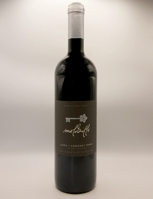 Rich and expressive, this single-vineyard Cabernet Franc opens with aromas of ripe blackberry, black cherry, and dark plum complemented by savoury herbs, subtle spice, and gentle oak. The palate is full-bodied and structured, with generous dark fruit supported by refined tannins and vibrant acidity. Fermentation with indigenous yeast and 18 months of aging in French oak add depth and complexity while maintaining balance. The finish is long and layered, with the structure to develop beautifully over time.